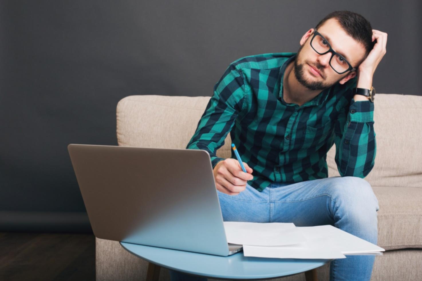 Bureau professionnel avec documents financiers et outils d'analyse